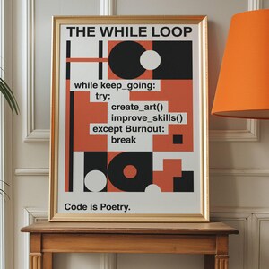 K&ouml;nnte beinhalten: Ein gerahmter Kunstdruck mit goldenem Rahmen, der ein geometrisches Design in Schwarz, Wei&szlig; und Orange zeigt. Der Text lautet "THE WHILE LOOP" und "Code is Poetry". Der Druck wird auf einem Holztisch ausgestellt.