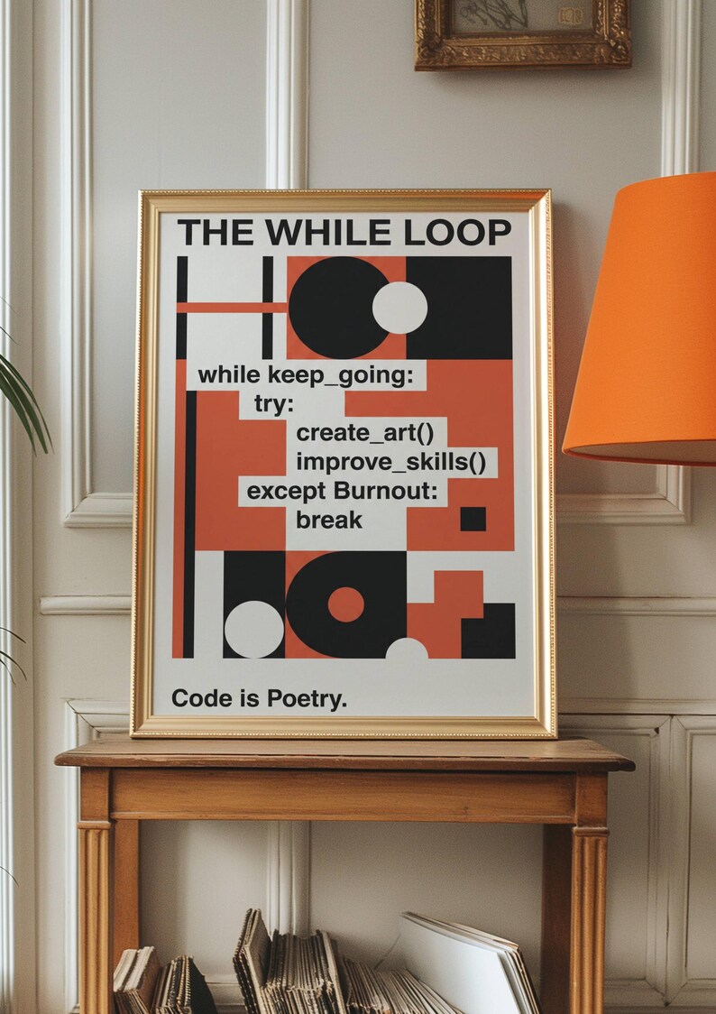 K&ouml;nnte beinhalten: Ein gerahmter Kunstdruck mit goldenem Rahmen, der ein geometrisches Design in Schwarz, Wei&szlig; und Orange zeigt. Der Text lautet "THE WHILE LOOP" und "Code is Poetry". Der Druck wird auf einem Holztisch ausgestellt.