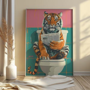 Impresión de animal leyendo periódico para el baño, arte divertido para el baño, arte de pared maximalista, impresión de tigre, impresión animal, decoración de safari, arte imprimible 109
