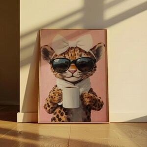 ピンクのヒョウ柄ウォールアート、面白いコーヒーアニマルプリント、コケットリボンポスター、プレッピーな寮の装飾、女の子の部屋やオフィスのアートデジタルダウンロード165