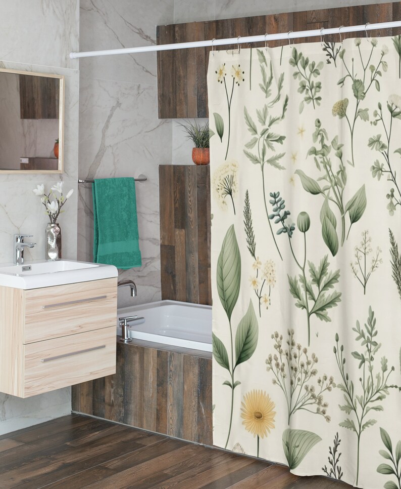 Puede incluir: Una cortina de ducha blanca con un patr&oacute;n floral verde y amarillo. La cortina est&aacute; colgada en un ba&ntilde;o con una ba&ntilde;era blanca y un suelo de madera.