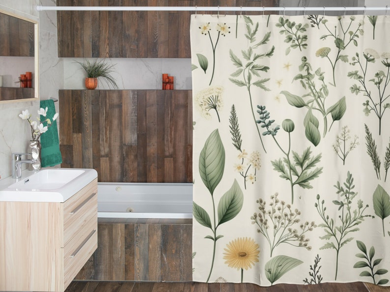 Puede incluir: Una cortina de ducha blanca con un patr&oacute;n floral verde y amarillo. El patr&oacute;n presenta varios tipos de flores y hojas.