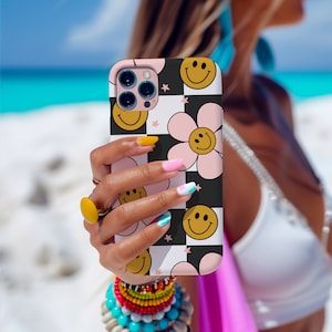 Étui à pression RÉTRO SMILEY FACE pour iPhone 14 | Adorable coque de téléphone à carreaux rétro et smileys pour iPhone, marguerites roses roses pour iPhone 14