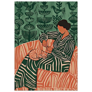 Peut inclure: Illustration d'une personne en robe rayée verte et blanche assise sur une chaise orange à motifs, caressant un chat tabby orange endormi. Le fond présente un motif floral vert et des oiseaux.