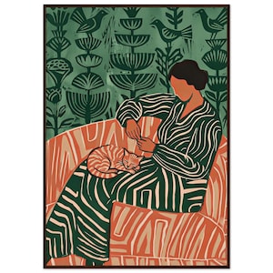 Puede incluir: Una impresión artística enmarcada que representa a una mujer con un vestido a rayas verdes y blancas, sentada en un sofá naranja y beige estampado, con un gato atigrado naranja durmiendo. El fondo es verde con un diseño floral y de pájaros.