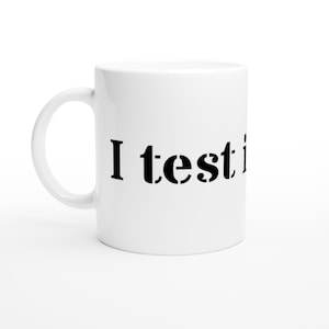 Op de afbeelding: Witte keramische mok met een gebogen handvat. De mok heeft de zwarte tekst "I testi" in een stencillettertype. De mok is ontworpen voor warme of koude dranken.