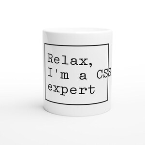 Puede incluir: Taza de cerámica blanca con texto negro que dice "Relax, I'm a CSS expert".