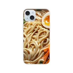 Puede incluir: Funda de teléfono con una imagen en primer plano de fideos ramen con un huevo pasado por agua y verduras. Los fideos son de color marrón claro y la yema es de color naranja brillante. La funda tiene un borde blanco.