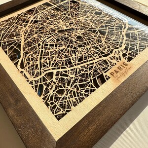 Art en bois, résine époxy, Paris, paysages urbains intemporels. Cadeau pour votre amour, Saint-Valentin. Carte unique des villes emblématiques pour une nouvelle maison.