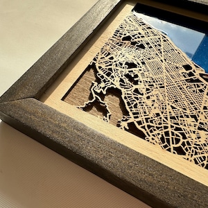 Art de la carte de Barcelone - Paysages urbains intemporels. Cadeau pour la Saint-Valentin. Élégant souvenir de Wood City et carte minimaliste emblématique pour la maison.