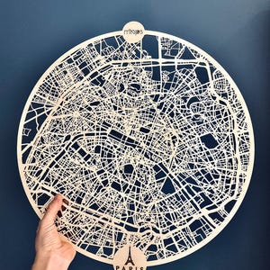 Ronde houten muurkunst Parijs – reiscadeau voor liefhebbers van architect en design. Minimalistisch, Europees decor, cadeau voor valentijnskaarten en kunstliefhebbers.