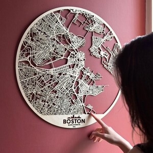 Carte de Boston ronde en bois - oeuvre d'art murale minimaliste découpée au laser, cadeau de voyage pour architectes, amateurs d'histoire et décoration d'intérieur