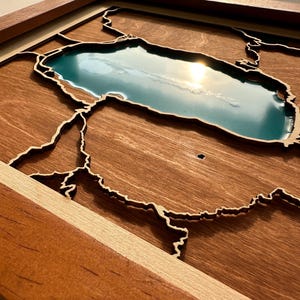 Mapa de madera del lago Ohrid: mapa artístico de la costa, río y lago de resina de Macedonia del Norte. Regalo para San Valentín, esposo y esposa. Mapa de ciudad de madera único.