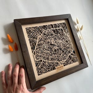 Art en bois, résine époxy, Paris, paysages urbains intemporels. Cadeau pour votre amour, Saint-Valentin. Carte unique des villes emblématiques pour une nouvelle maison.