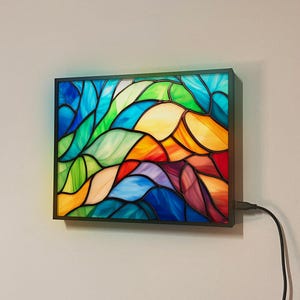 Abstracte led-wandlamp in glas-in-stijl – Kleurrijk woondecoratie