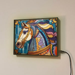 Karussellpferd LED-Wandlicht - Glasmalerei-Rahmen mit von hinten beleuchteten Kunstdruck, Rummelplatz Wohnkultur Geschenk, Karneval Nachtlicht Geschenk