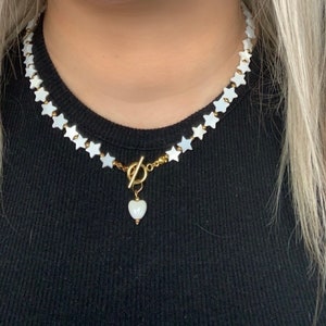 Halsband med sötvattensnäcksstjärnor – Halsband med knäppning • Strandiga bohemiska smycken • Present till henne - Sommarvibbar - Halsband med vitt pärlmönster