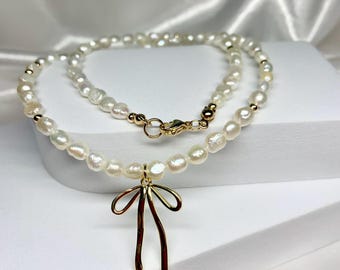 Zoetwaterparelketting – Handgemaakte sieraden met roestvrijstalen strikhanger – Sierlijk cadeau voor haar – Minimalistische bruidschoker
