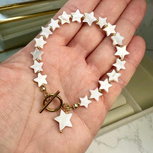 Freshwater Shell Star Beaded Bracelet with Gold Toggle Clasp – White Star Beads  Dainty Gold Silver  – Handmade Cute Celestial Jewelry