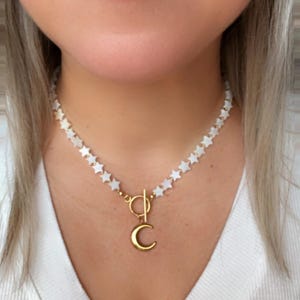 Collar con cuentas de estrella de concha blanca y cuentas de estrella de agua dulce, colgante de luna de acero inoxidable y cierre de palanca – Joyería hecha a mano en plata u oro.