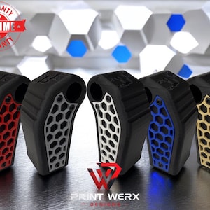Pode incluir: Cinco botões de mudança de marcha impressos em 3D de diferentes cores com um padrão de favo de mel. Os botões são pretos com detalhes vermelhos, prateados, azuis e dourados. Os botões estão dispostos em uma fila sobre uma superfície prateada. O texto "PRINT WERX DESIGNS" é visível na parte inferior da imagem.