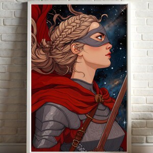 Puede incluir: Ilustración enmarcada de una guerrera con cabello rubio trenzado, que lleva una máscara gris, armadura y una capa roja. Sostiene una lanza, con un fondo de cielo estrellado. La obra de arte se exhibe en una pared de ladrillos blancos.