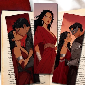 Puede incluir: Marcapáginas imprimible con ilustraciones de parejas románticas con atuendo rojo. Los marcapáginas están colocados en un libro abierto con el texto "PRINTABLE BOOKMARK" en la parte superior. El libro tiene páginas envejecidas y un libro rojo es visible en el fondo.