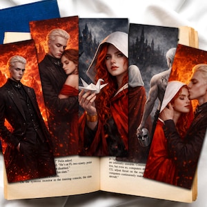 Op de afbeelding: Een verzameling fantasy-thema bladwijzers met illustraties van personages in dramatische poses. De bladwijzers tonen een verscheidenheid aan scènes met figuren in donkere kleding, rode mantels en een vurige achtergrond. De bladwijzers zijn in een open boek geplaatst.