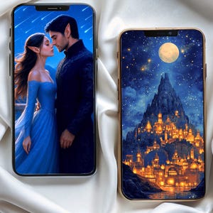 Könnte beinhalten: Zwei Smartphones mit Fantasy-Kunst-Bildschirmen. Eines zeigt ein Paar in romantischer Umarmung unter einem Sternenhimmel, das andere eine Bergstadt unter Vollmond. Beide Telefone haben schwarze Bildschirme und liegen auf weißem Satin.