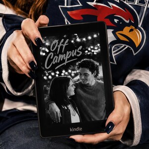 Peut inclure: Une liseuse Kindle noire affichant une couverture de livre intitulée Off Campus, avec une photographie en noir et blanc d'un couple. L'appareil possède un cadre noir et le mot kindle est imprimé en blanc au centre inférieur du cadre de l'écran.