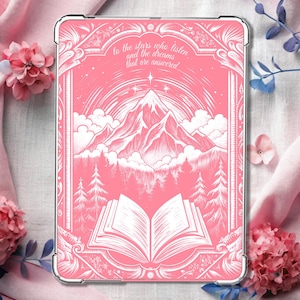 以下が含まれることがあります： ピンクのiPadケースで、白いデザインが施されています。山脈、本、そして「to the stars who listen and the dreams that are answered」というテキストが描かれています。