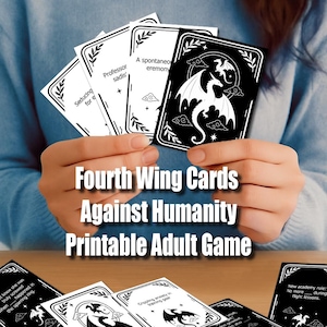 以下が含まれることがあります： Fourth Wing Cards Against Humanityのカードの束を人が持っています。カードには白黒のドラゴンのデザインがあります。カードのテキストには「Seducing for e」、「Professor sadis」、および「A spontaneous ceremony」が含まれています。