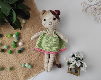 Regalos acogedores, Muñeco de gato de ganchillo: Juguete amigurumi hecho a mano de gatito con vestido verde, Lindo regalo de cumpleaños, Regalos de inauguración de la casa de gatitos