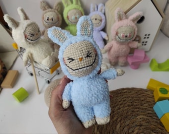 Llavero de conejito de ganchillo: Monstruo de peluche amigurumi hecho a mano con traje de conejito
