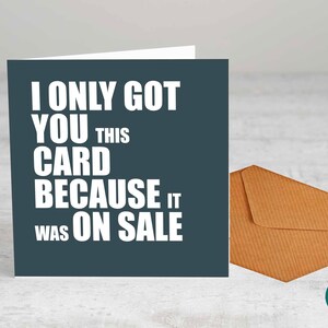 En oferta... - Tarjeta de felicitación, - Tarjeta de cumpleaños, Tarjeta divertida, Despedida, Aniversario, Tarjeta regalo, Tarjetas divertidas, Tarjetas honestas, Tarjetas de texto, Arte de texto