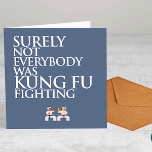 Kung Fu Fighting... - Tarjeta de felicitación, - Tarjeta de cumpleaños, Tarjeta divertida, Tarjeta de despedida, Aniversario, Tarjeta de regalo, Tarjetas divertidas, Tarjetas honestas, Retro, Años 80