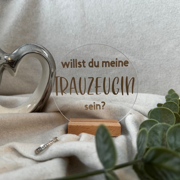 Home-Decor; Acryl Aufsteller mit Holzfuß. Vinylfolie „Willst du meine Trauzeugin sein?“.