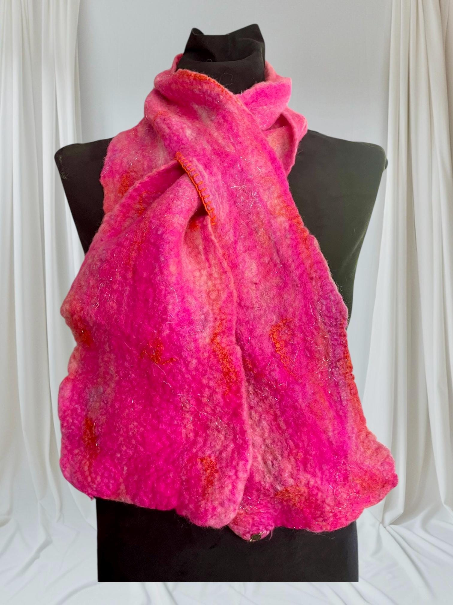 Foulard Imprimé Flamant Rose Argenté – Blanc Cassé – Neuf Avec étiquettes, Cadeau Idéal