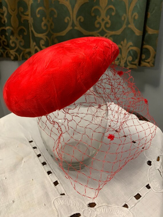 Vintage red feather and net cocktail hat fascinato