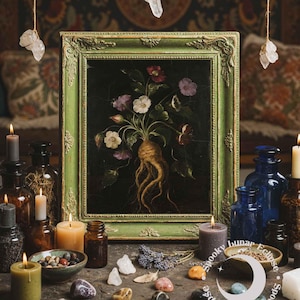 Op de afbeelding: Een antiek ogend, ingelijst schilderij van een wortelgroente met bloemen in wit, paars en rood. Het schilderij staat tegen een donkere achtergrond en is omlijst in verweerd groen. De scène is omgeven door kaarsen, glazen flessen en kristallen.