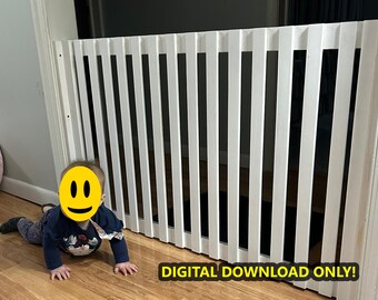 Op de afbeelding: Een witte houten babyhek met een lachend kindje dat voor het hek op de vloer kruipt. Het hek is gemaakt van verticale latten en is aan de muur bevestigd. De tekst "DIGITAAL DOWNLOADEN ALLEEN!" is op de vloer voor het hek gedrukt.