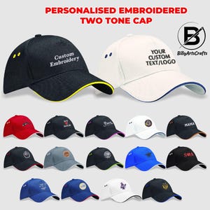 Könnte beinhalten: Zweifarbige Baseballkappen mit individueller Stickerei. Die Kappen sind in Schwarz und Weiß mit einem kontrastierenden Farbsaum erhältlich. Die Kappen werden mit verschiedenen Stickmotiven gezeigt, darunter "Custom Embroidery", "Your Custom Text/Logo", "MAMA" und "SOA".