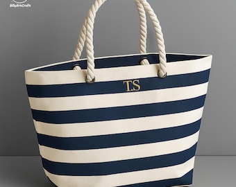 Ritratto Degli Uomini A Torso Nudo Non Identificati Con La Borsa Di Totalizzatore Che Camminano Piedi Nudi Su Una Spiaggia Al 147037308