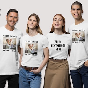 Puede incluir: Cuatro camisetas blancas con el texto "YOUR IMAGE" y "YOUR TEXT" impreso en ellas. Cada camiseta presenta una imagen diferente de una persona sosteniendo a un niño.