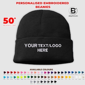 Può includere: Berretto nero con ricamo bianco che dice "YOUR TEXT/LOGO HERE". Disponibile in oltre 50 colori.
