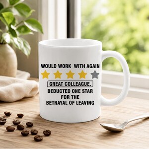 Può includere: Tazza in ceramica bianca con la scritta "WOULD WORK WITH AGAIN" e una valutazione di quattro stelle dorate e una grigia. Sotto, il testo "GREAT COLLEAGUE. DEDUCTED ONE STAR FOR THE BETRAYAL OF LEAVING."