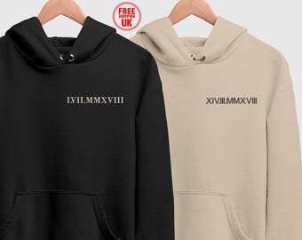 Sudadera con capucha a juego con números romanos bordados, sudadera con iniciales personalizadas con mangas de corazón, camiseta para pareja con cita del primer aniversario, regalo para novio