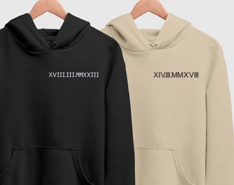 Sweat à capuche assorti brodé chiffres romains, initiales personnalisées avec pull manches coeur, sweats à capuche personnalisés pour couple avec date d'anniversaire, cadeau petit ami