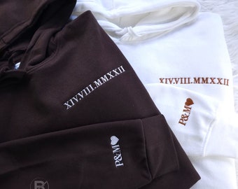 Sudadera con capucha a juego con números romanos bordados, jersey con iniciales personalizadas y mangas en forma de corazón, sudadera con capucha personalizada con fecha de aniversario para pareja, regalo para novio