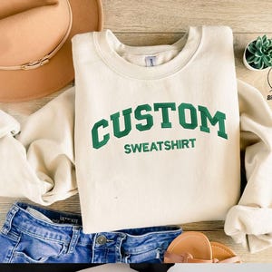 Sudadera con texto personalizado bordado, sudadera con cuello redondo con texto universitario personalizado, jerséis universitarios, suéter con cita, regalos de graduación para él